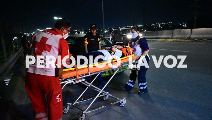 Choca taxista auto compacto