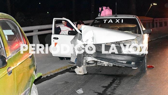 Choca taxista auto compacto