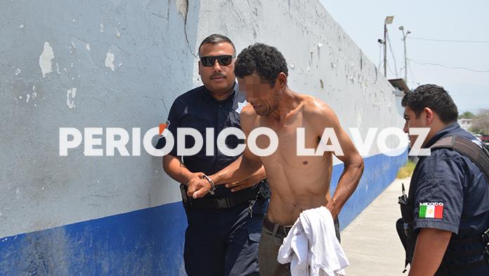 ‘Secuestra’ a su esposa