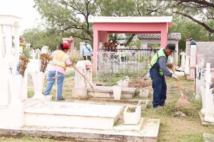 En vísperas del día de las madres limpian panteones.