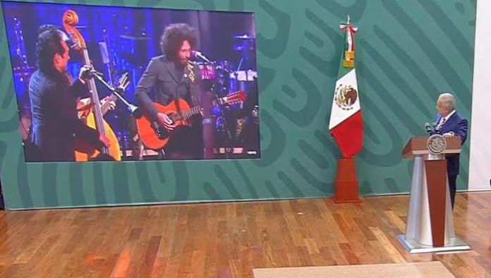 Dedica AMLO corrido “Somos más americanos” al gobernador de Texas