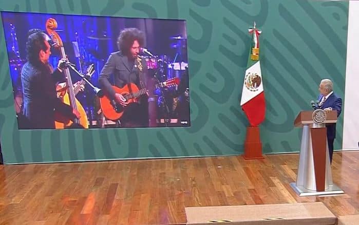 AMLO solicitó a su equipo que presentará el video de la canción: “Somos más americanos”, de los Tigres del Norte.