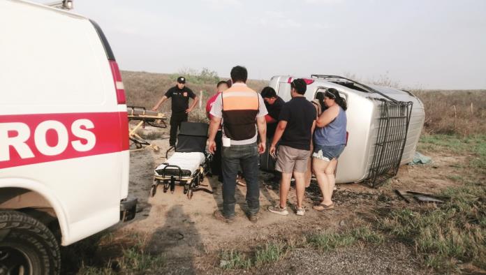 Sabinas: Dormita  y vuelca en la 57