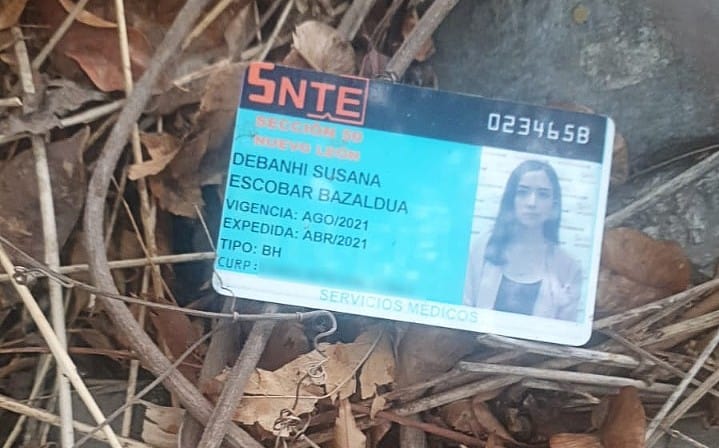 La identificación estaba justo en una de las jardineras dentro de los condominios, es decir, saliendo del inmueble.