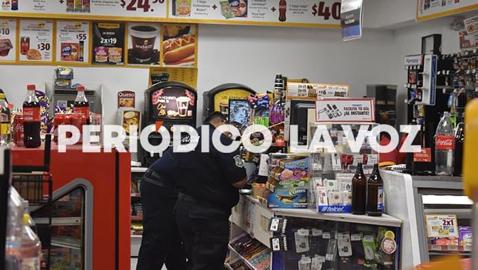 Llega a tienda pidiendo auxilio