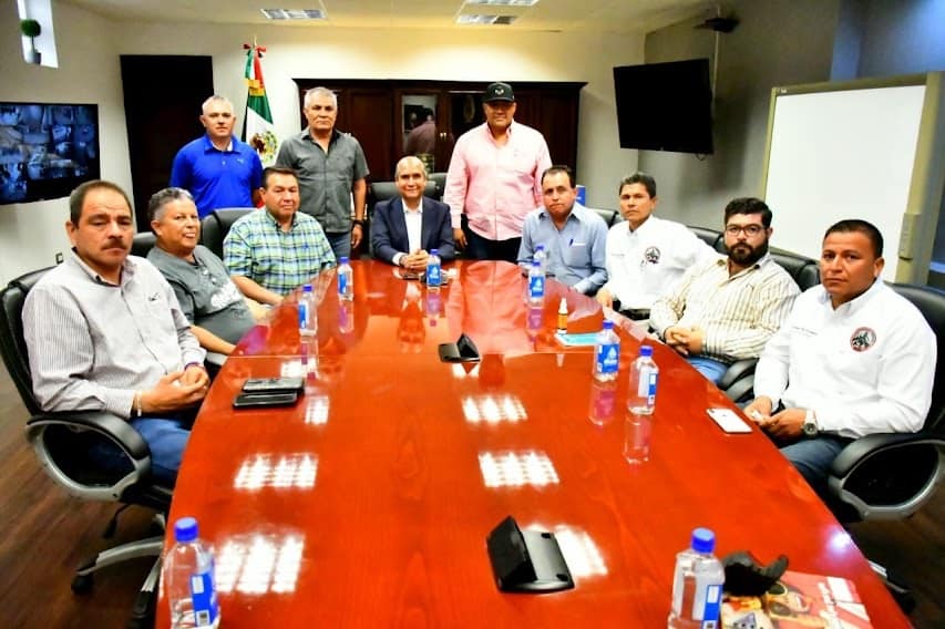 El alcalde Dr. Mario Dávila Delgado, Junto al líder nacional, del Sindicato Nacional Democrático de Trabajadores Mineros, Ismael Leija Escalante.