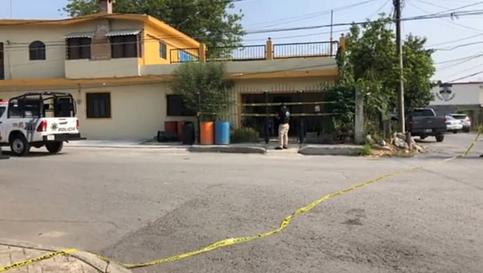 Mujer mata a golpes a su hija y deja grave a otro