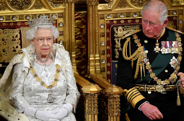 La corona de la reina Isabel II se ha vuelto demasiado pesada para ella
