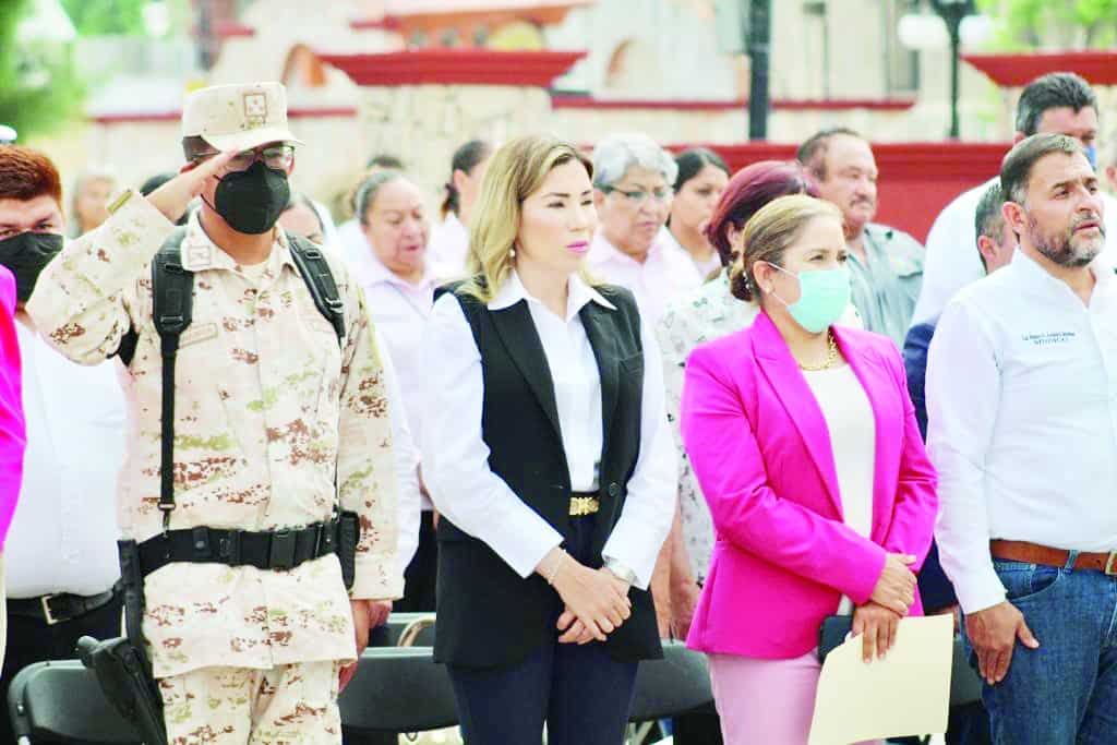 La presidenta Tania Flores estuvo acompañada por destacadas personalidades.