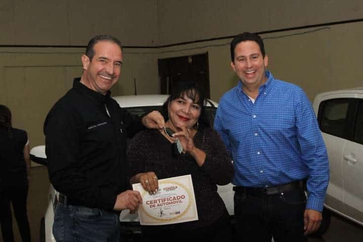 El Administrador Fiscal del Estado Javier Diaz  hizo entrega de los obsequios.