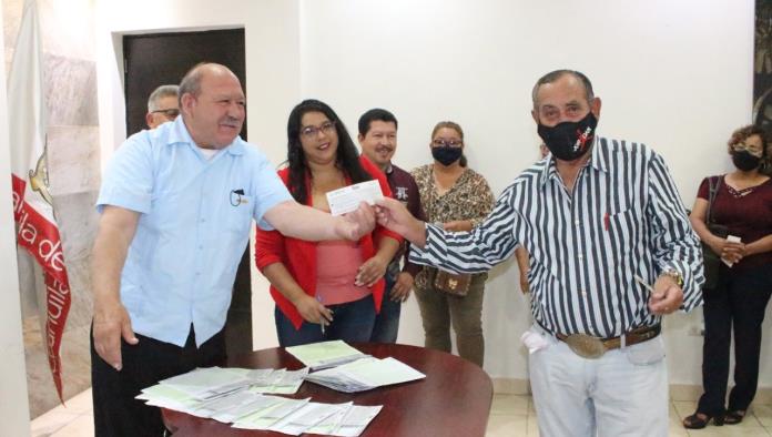 Entregan cheques a ganadores