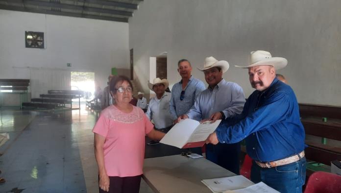 Cuatro Ciénegas: Entrega Beto certificados parcelarios