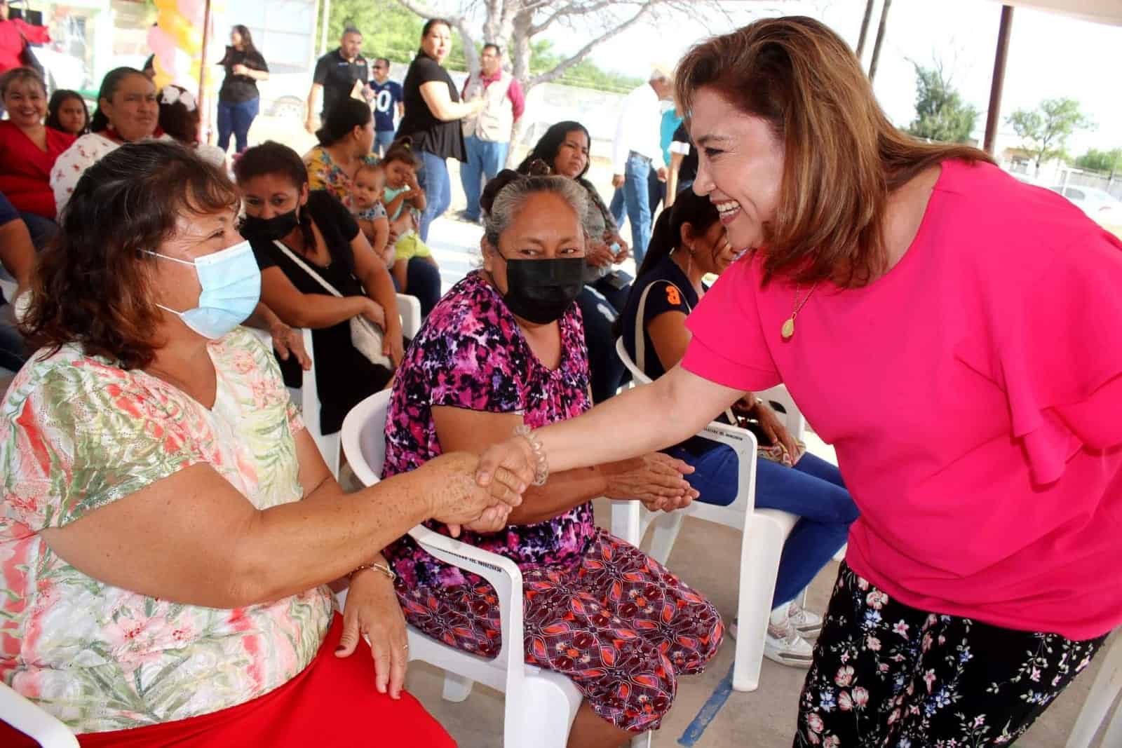 La alcaldesa inicia la gira de los festejos para mamás.