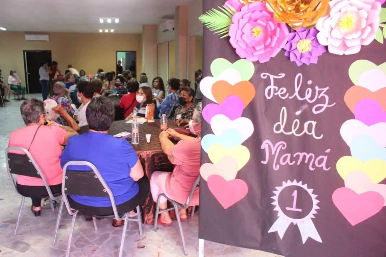 Casi un centenar de bellas damas bailaron, cantaron y fueron premiadas.