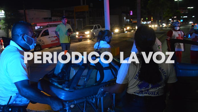 Queda damita atrapada en auto