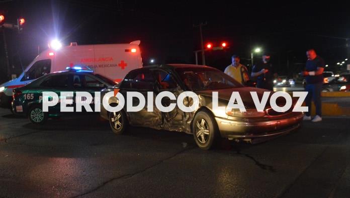 Queda damita atrapada en auto