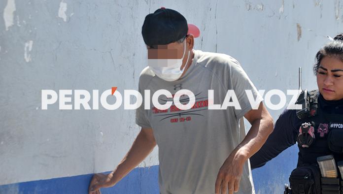 Acosa vendedor a jugadoras de fut