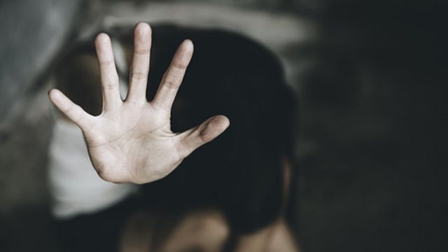 Menor de edad viola a una mujer frente a su hijita de 4 años