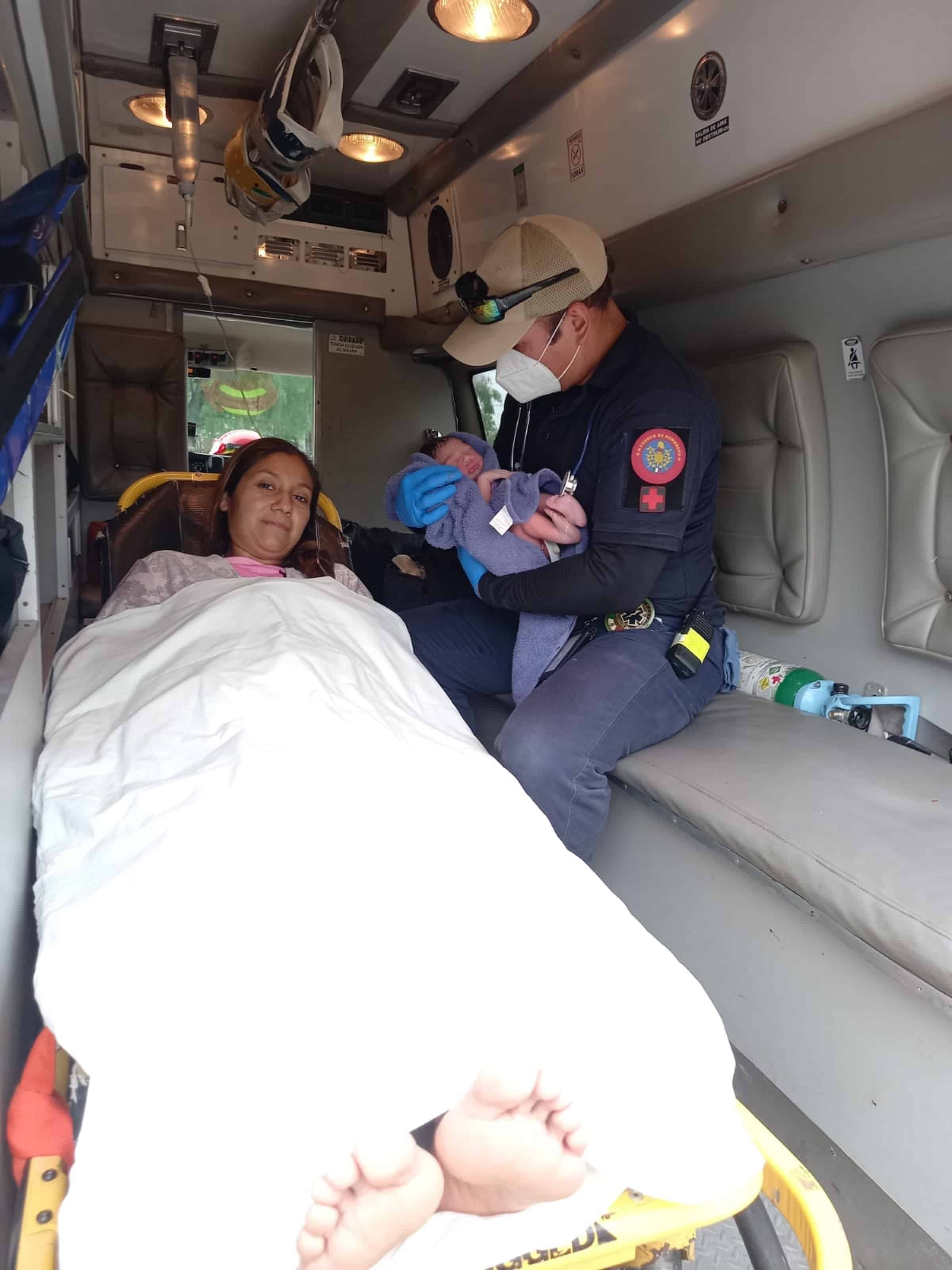 Bombero ayuda a dar a luz