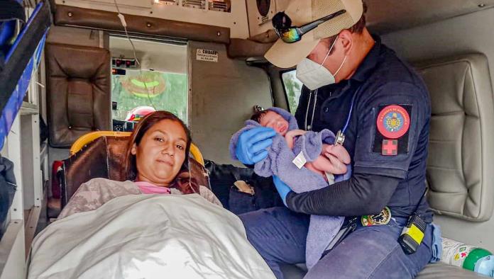 Bombero ayuda a dar a luz