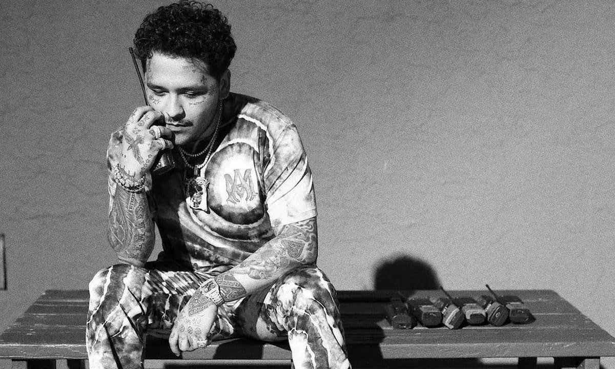 Se cae Christian Nodal en un concierto en Guatemala