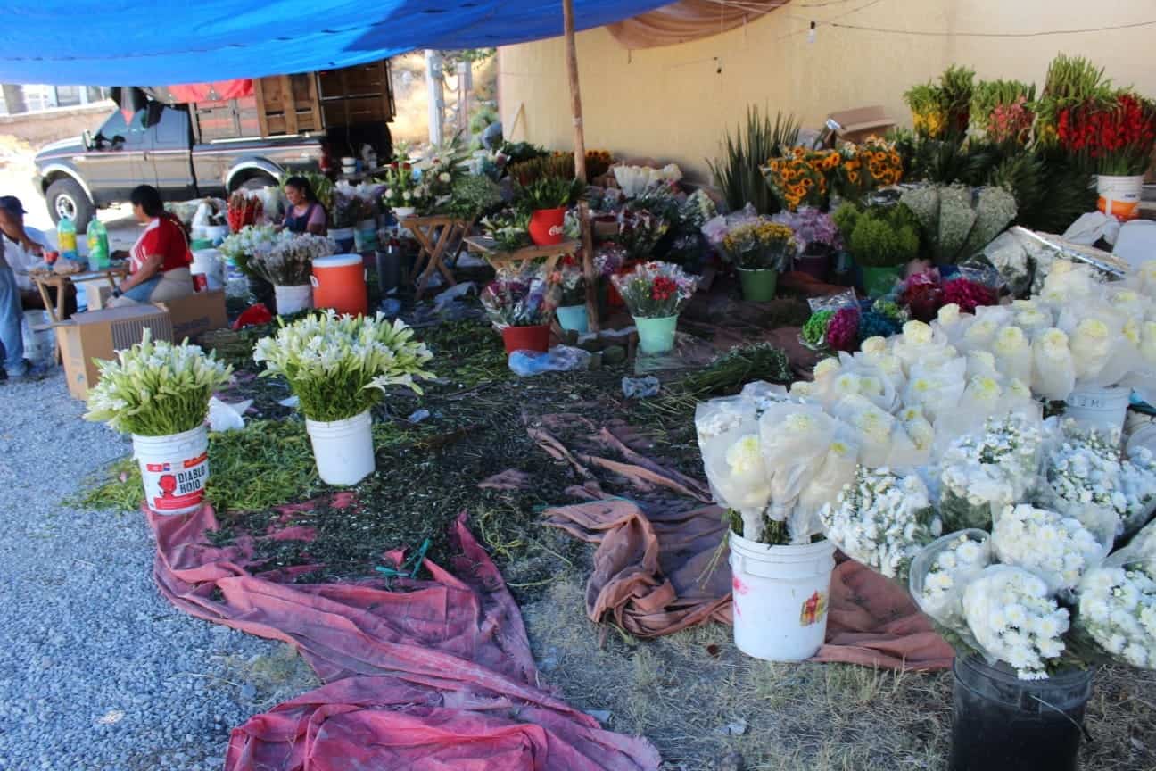 Aumentan hasta 50%; Venden flores a “precio de oro”