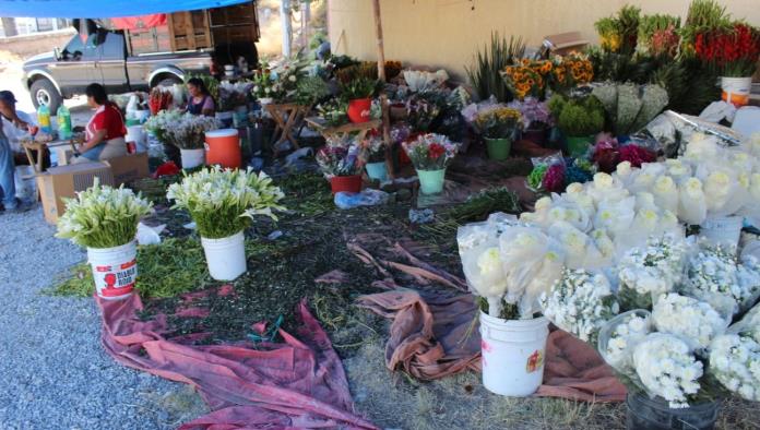 Aumentan hasta 50%; Venden flores a “precio de oro”