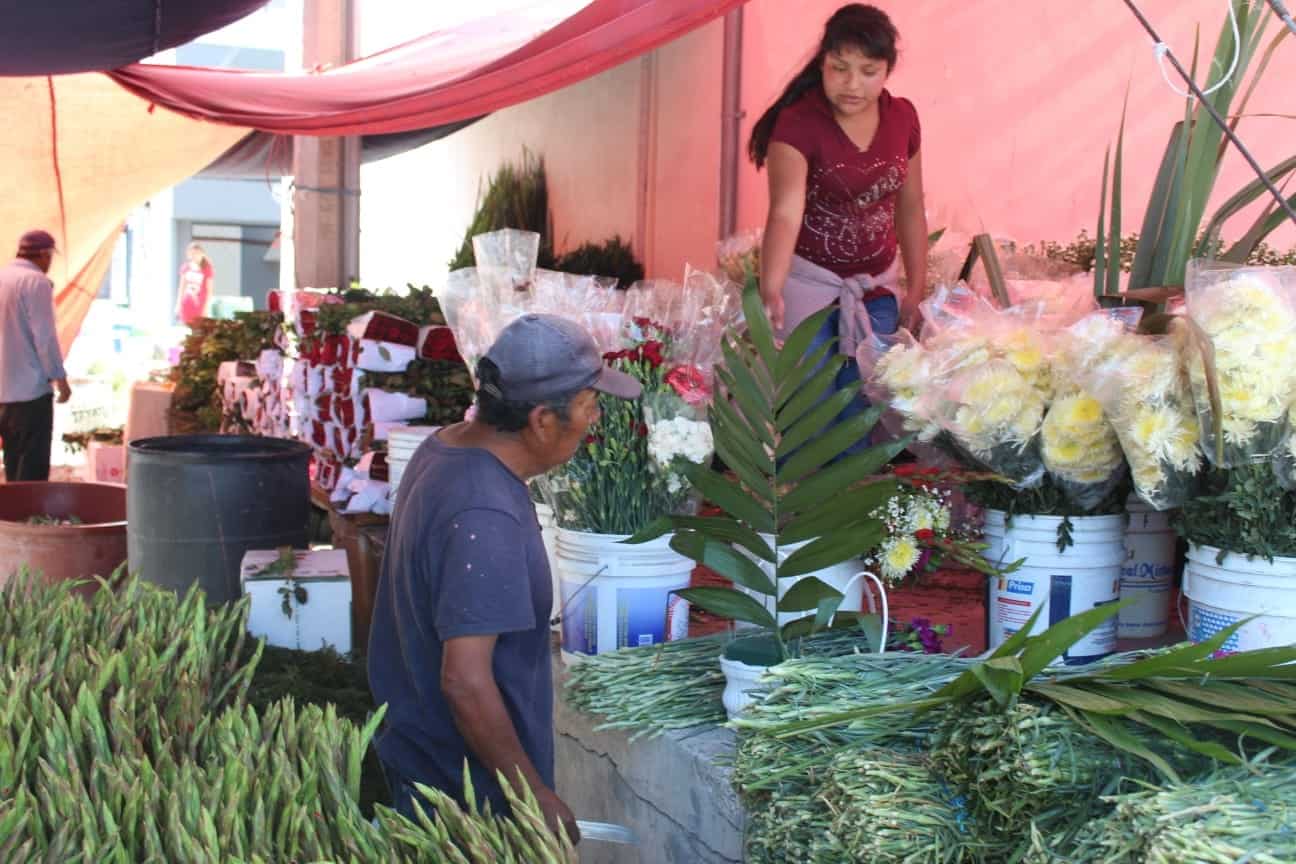 Aumentan hasta 50%; Venden flores a “precio de oro”
