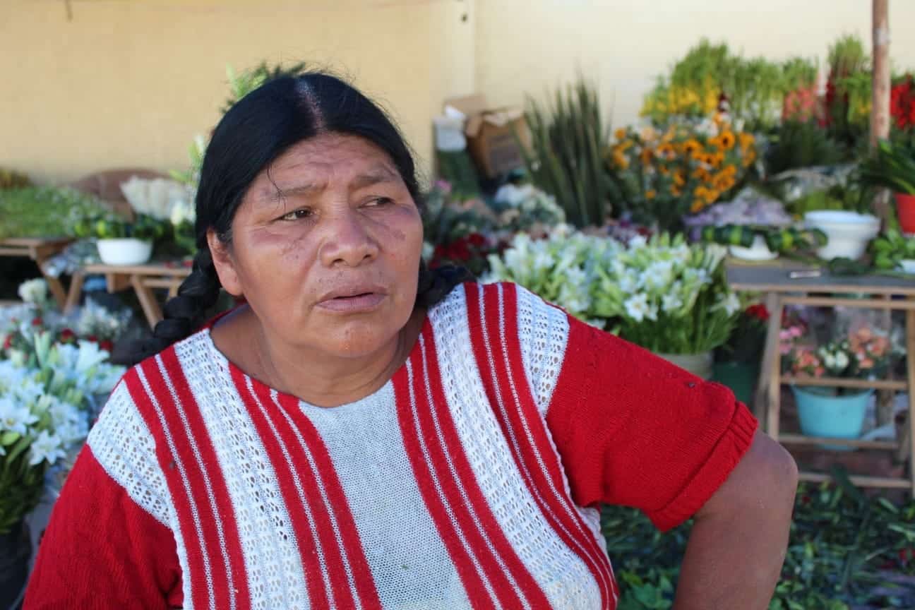 Aumentan hasta 50%; Venden flores a “precio de oro”