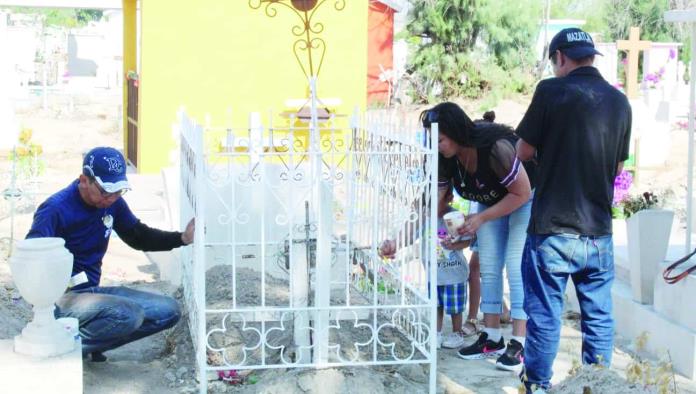 Desde el fin de semana; Llevan flores a sus mamás