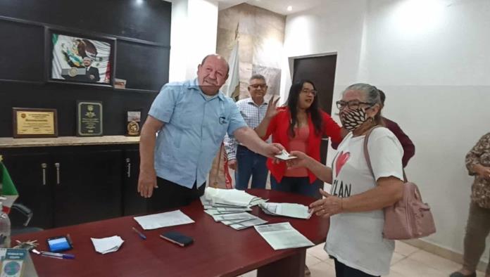 Premian a 35 contribuyentes