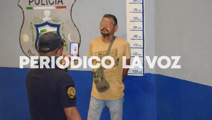 Sale de cantina buscando pleito