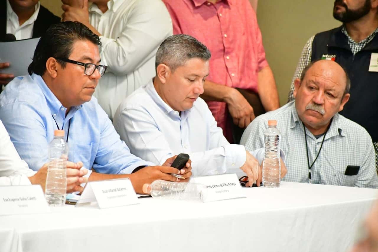 El alcalde de Castaños, Juan Antonio Garza, atendió la invitación de su amigo, el subsecretario federal de Seguridad Pública, Ricardo Mejía Berdeja.