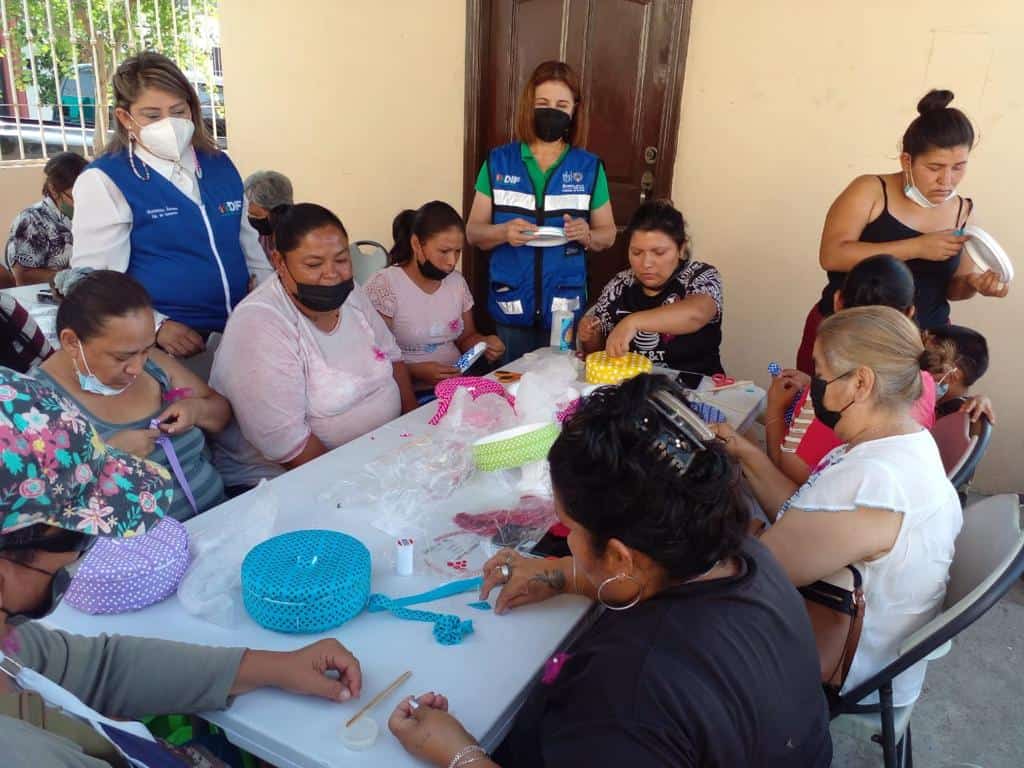 El Instituto Municipal de la Mujer trabaja con un grupo de amas de casa en la colonia Colinas de Santiago.