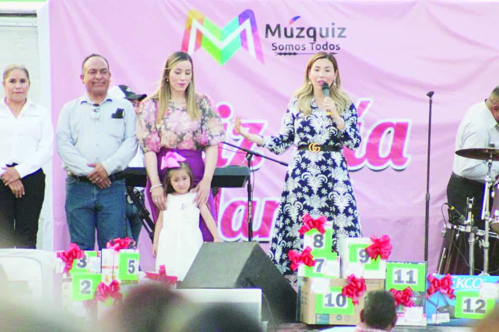 El festejo lo encabezó la alcaldesa Tania Vanessa Flores Guerra.
