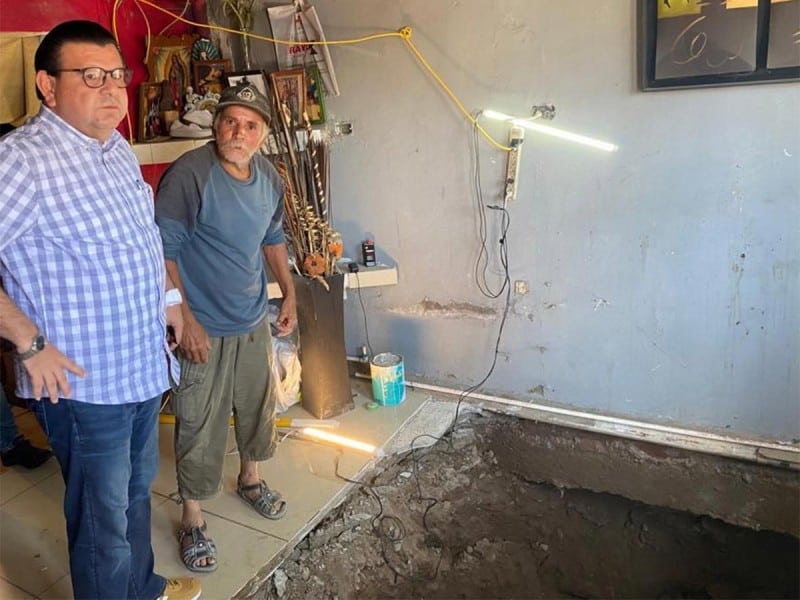 Se duerme en la sala y se lo traga la tierra; Había un narco túnel debajo de la casa