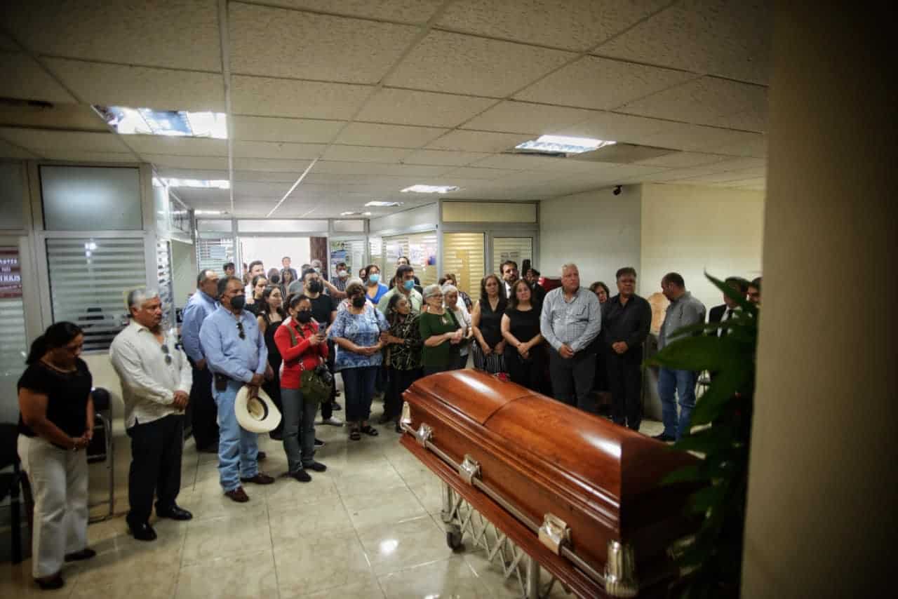Reciben el lobby de la Presidencia al doctor que presidió el Ayuntamiento en los años ochenta.
