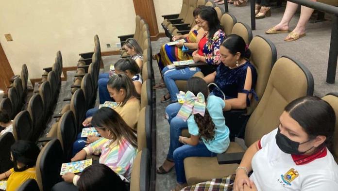 Festejan escuelas a todas las madrecitas