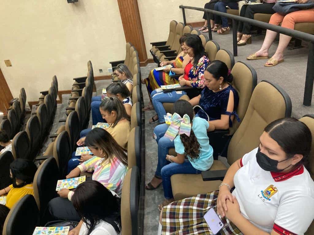 Los alumnos acompañaron a sus mamás durante las festividades.