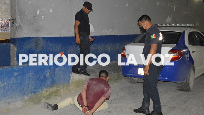 El detenido se tiró al suelo y comenzó a rodar luego de bajarse de la patrulla, protagonizando una vergonzosa escena.