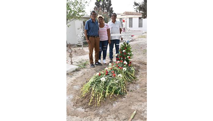 Abarrotan panteón