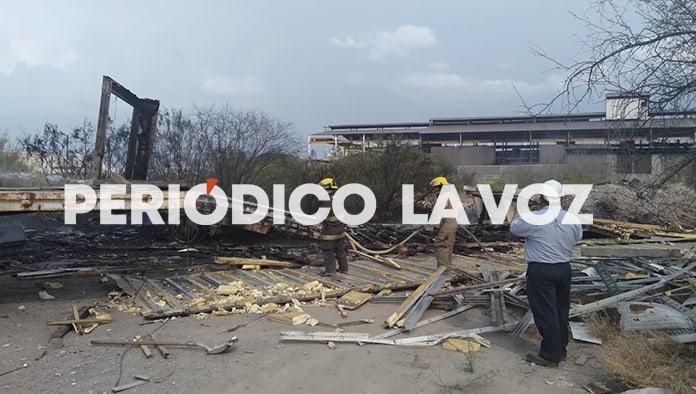 El fuego se generó por un chispazo producido por un equipo de corte.