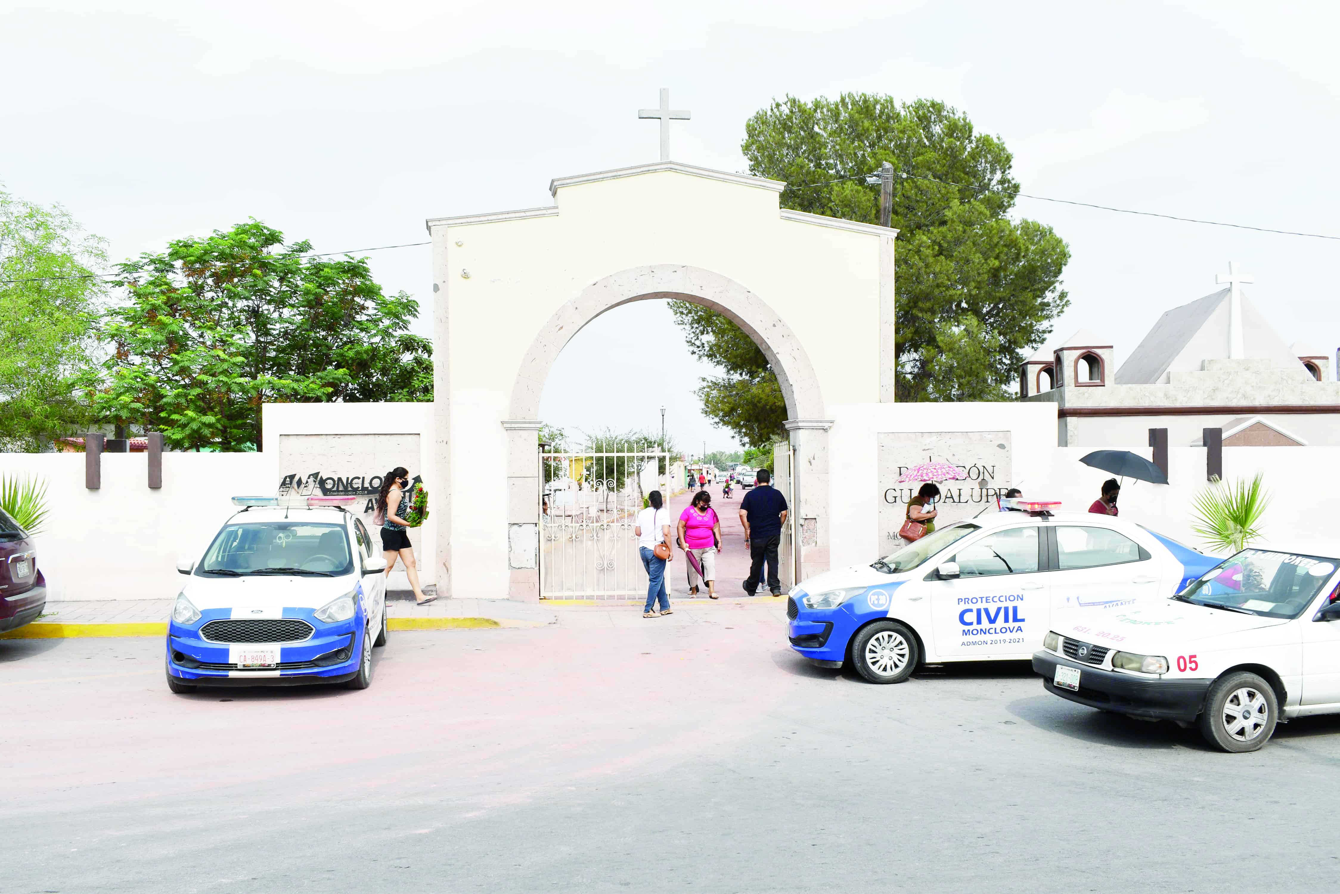 Entre 15 y 20 mil personas llegaron al panteón.