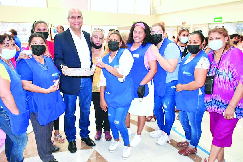 Las madres trabajadoras de la presidencia municipal de Monclova, se tomaron la foto del recuerdo con el alcalde Dr. Mario Dávila Delgado.