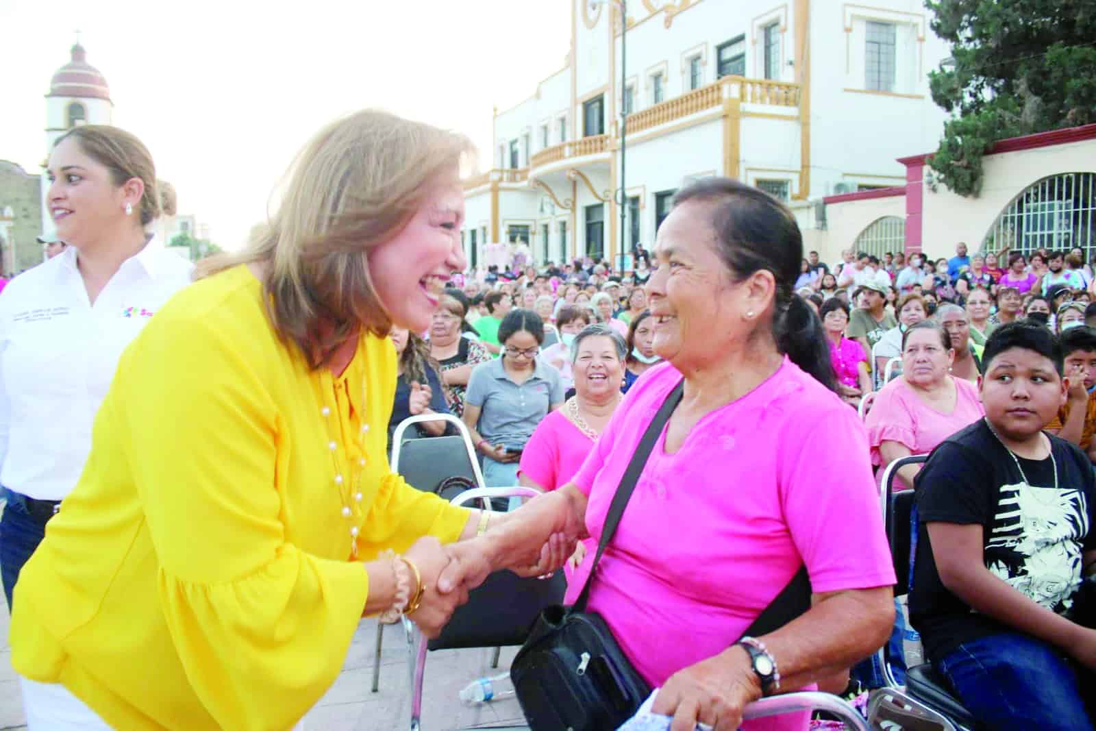 Felicitó a todas las madres en su día, y reconoció que ellas son el núcleo de todas las familias.