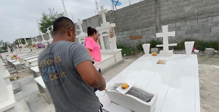 Múzquiz: Visitan panteones en Día de las Madres