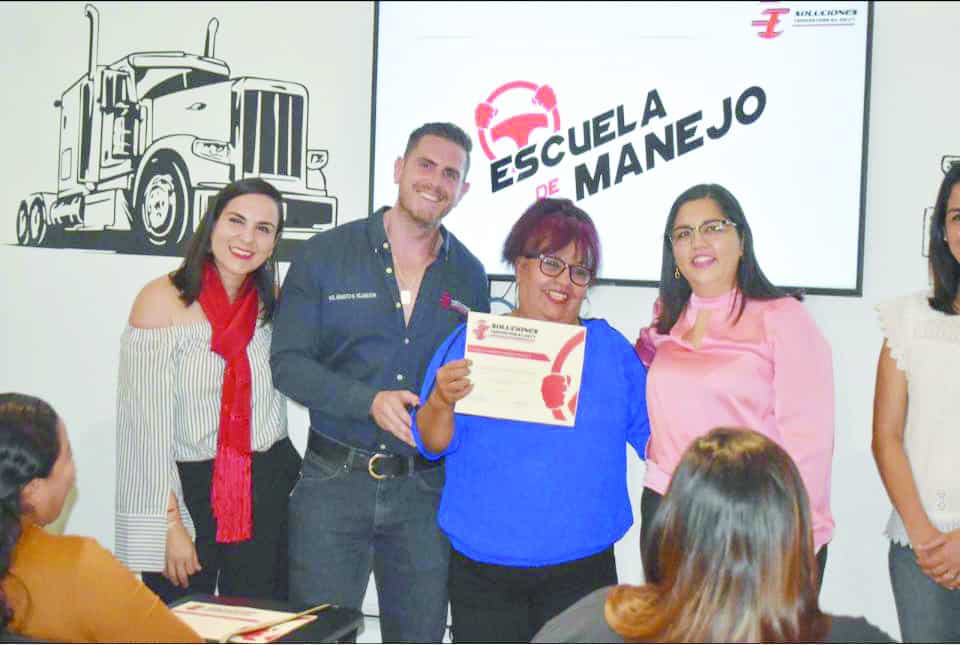 Amadrina Pily Valenzuela a operadoras de camión
