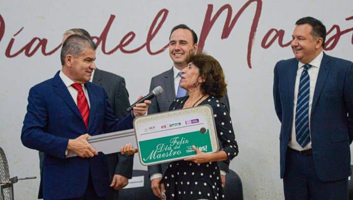 Entrega Gobernador presea magisterial