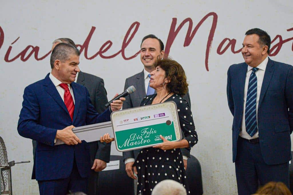 El gobernador Miguel Ángel Riquelme Solis reconoció con la Presea Magisterial por 30, 40 y 50 años de servicio a maestros.