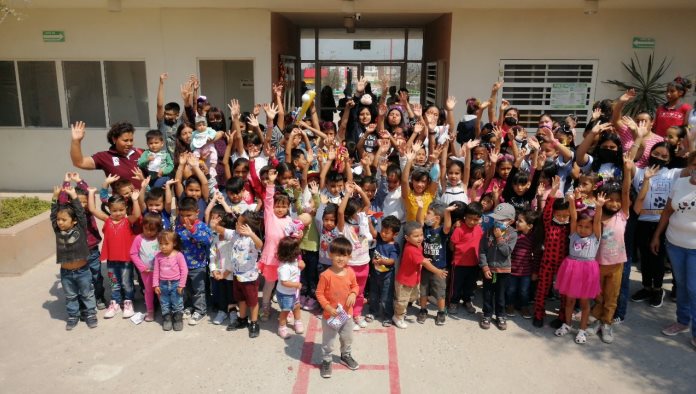 Festejan a niñas y niños